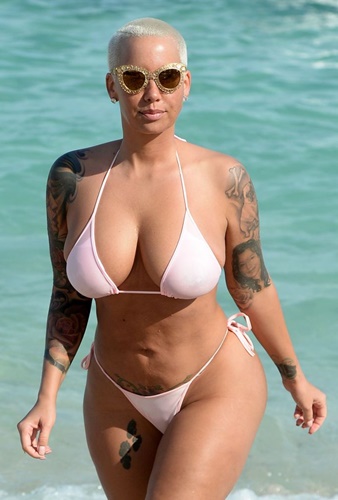 http://stonecatfights.com/celebrity/amber-rose-in-bikini.jpg